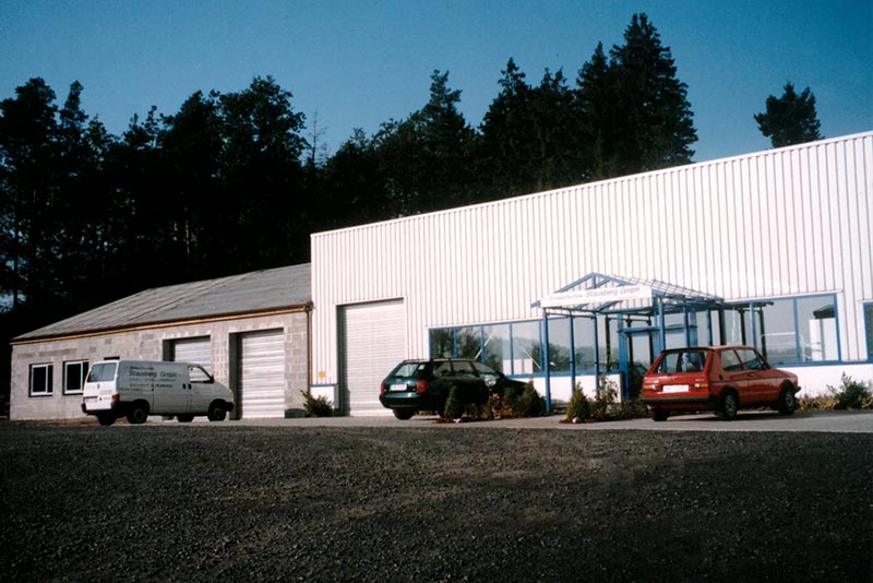 Anbau einer weiteren Halle mit Service-Center 1997.